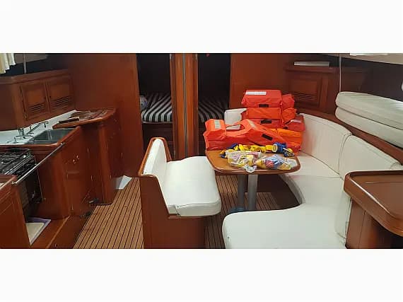 Oceanis 473 in Sicily / Furnari / Marina Portorosa - Photo 2