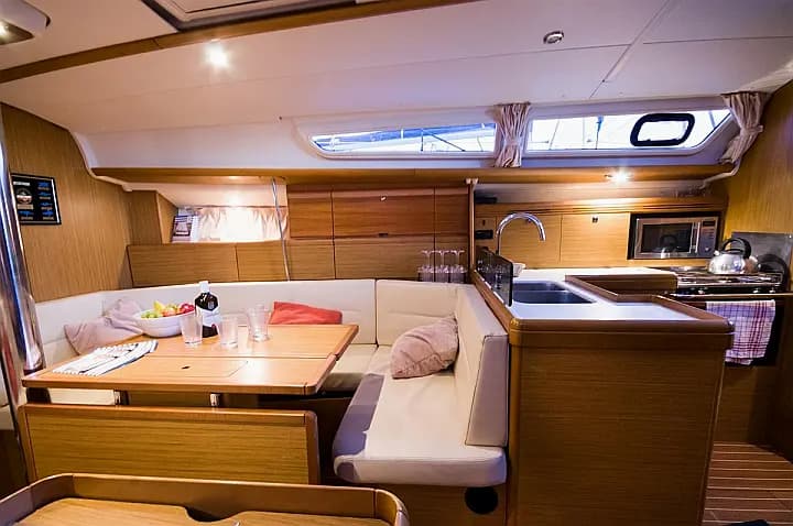 Sun Odyssey 39i in Gdansk / Przystan Cesarska - Photo 4