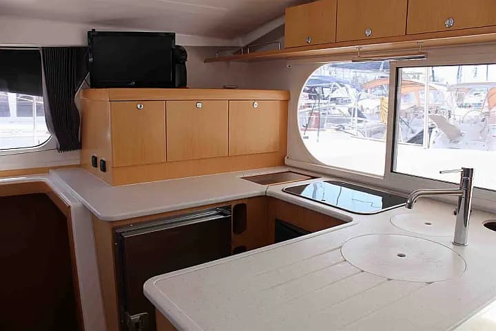Nautitech 441 in Athens / Alimos Marina - Photo 5