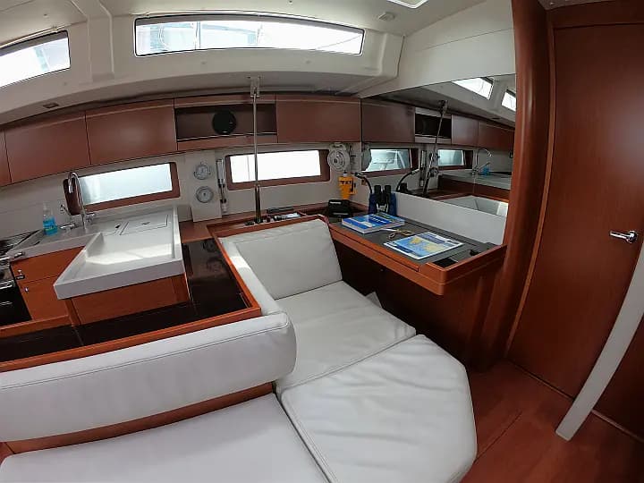 Oceanis 51.1 in Athens / Alimos Marina - Photo 4