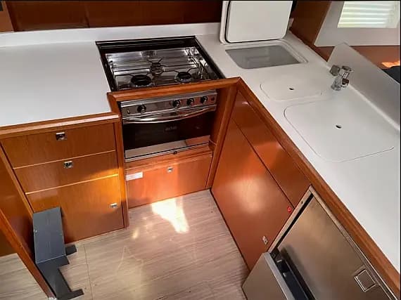 Deck plan of Bavaria C45 in Athens / Alimos Marina