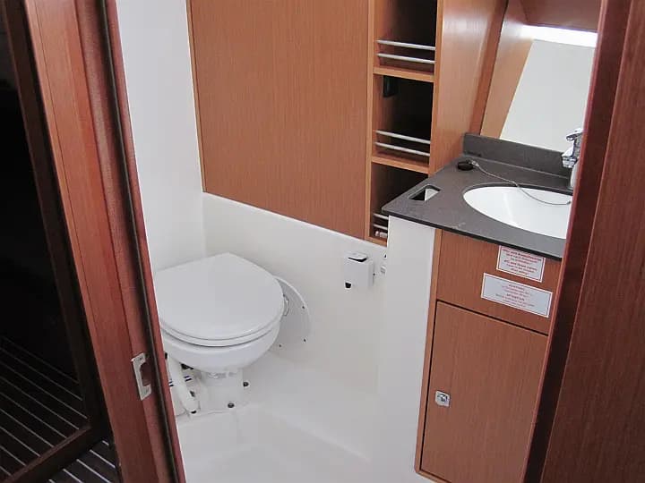 Bavaria Cruiser 41 in Sicily / Capo d'Orlando Marina - Photo 5