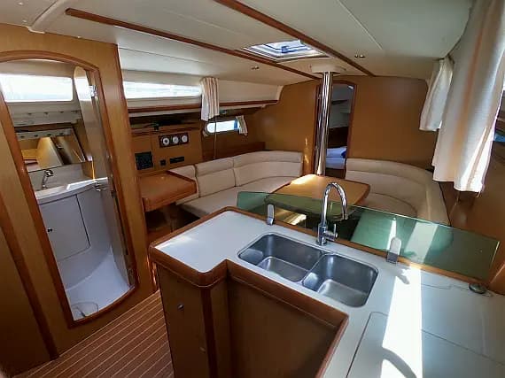 Sun Odyssey 39i in Sardinia / Portisco / Marina di Portisco - Photo 3