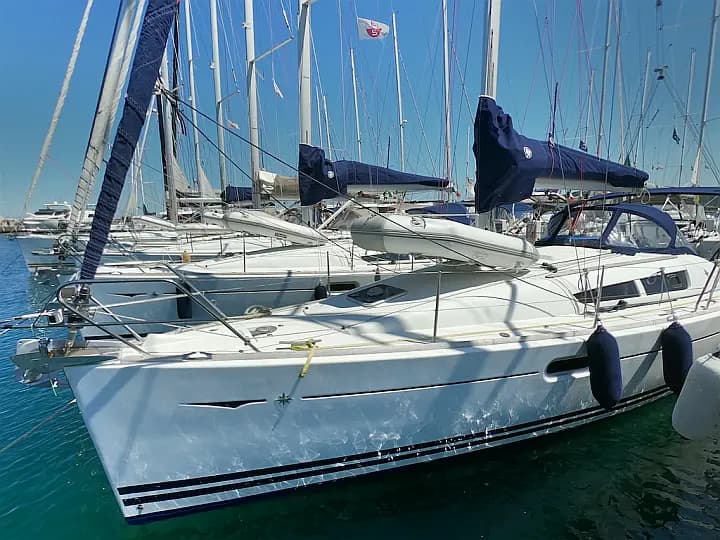 Sun Odyssey 39i in Sardinia / Portisco / Marina di Portisco - Photo 5