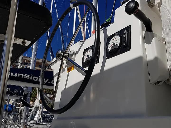 Lagoon 400 S2 in Sicily / Furnari / Marina Portorosa - Photo 5