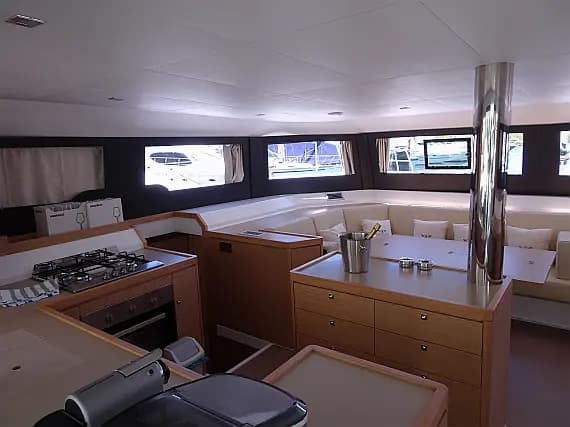 Dufour Catamaran 48 in Salerno / Marina d'Arechi - Photo 3