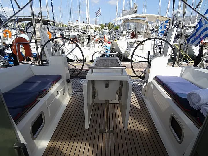Oceanis 38 in Athens / Alimos Marina - Photo 5