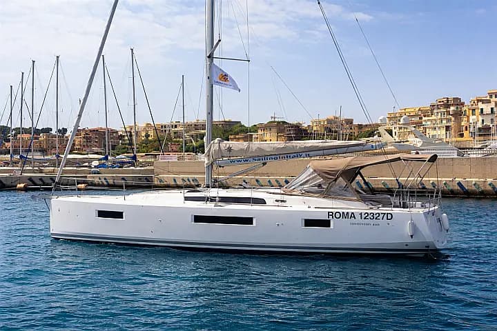 Sun Odyssey 440 in Rome / Marina di Nettuno - Photo 4