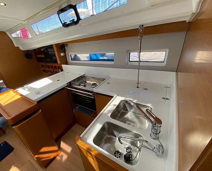 Sun Odyssey 440 in Rome / Marina di Nettuno - Photo 5