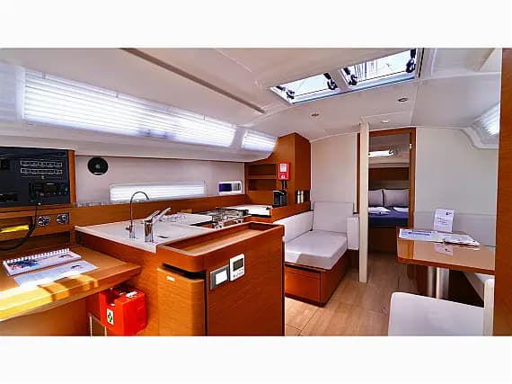 Sun Odyssey 410 in Marmaris / Albatros Marina - Photo 3