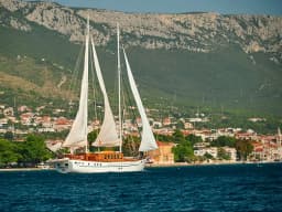 Gulet in Kaštel Gomilica / Port Kaštilac thumbnail 8