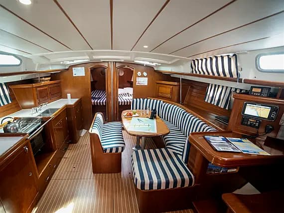 Oceanis 473 in Athens / Alimos Marina - Photo 2