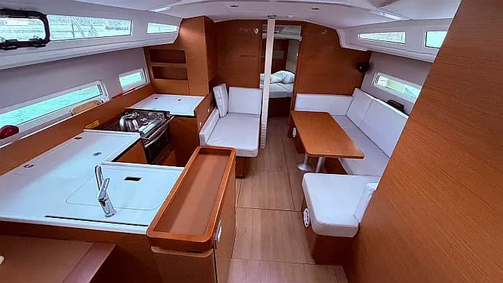 Sun Odyssey 410 in Lefkada / Nydri / Hotel Armonia - Photo 4
