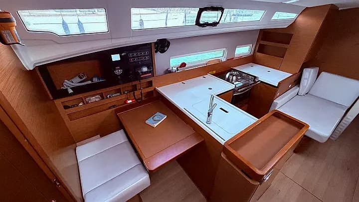 Sun Odyssey 410 in Lefkada / Nydri / Hotel Armonia - Photo 5