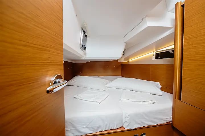 Sun Odyssey 490 in Sicily / Capo d'Orlando Marina - Photo 4