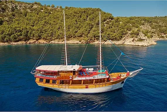 Motor sailer in Kaštel Štafilić / Ferry port Divulje - Photo 1