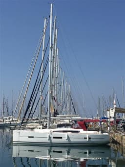Dufour 412 Grand large in Lefkada / D-Marin Marina Lefkas thumbnail 9