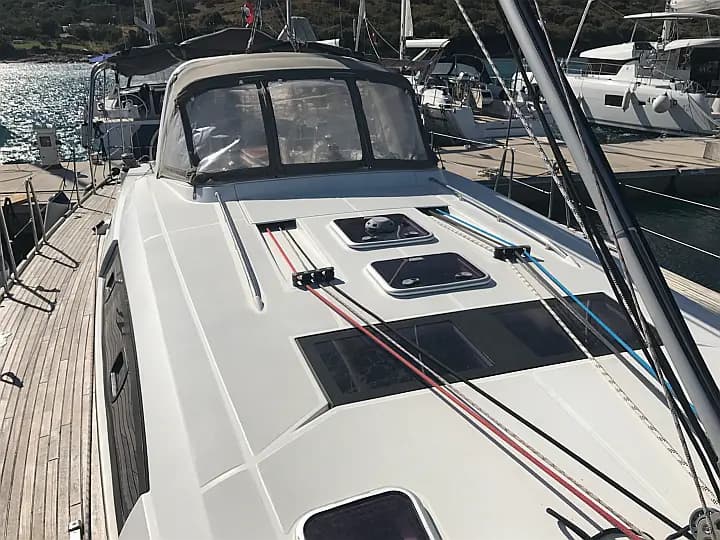 Oceanis 50 Family in Sardinia / Portisco / Cala dei Sardi - Photo 4