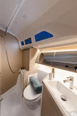 Oceanis 40.1 in Antigua / Nelson's Dockyard thumbnail 8