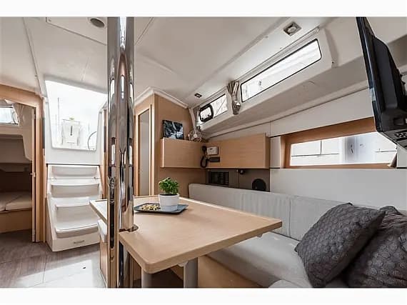 Oceanis 38.1 in Split / ACI Marina Split - Photo 3