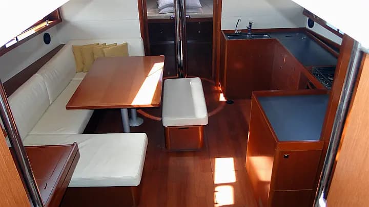 Oceanis 48 in Volos / Port of Volos - Photo 2