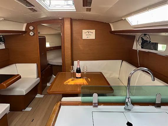 Sun Odyssey 419 in Sukošan / D-Marin Dalmacija Marina - Photo 3