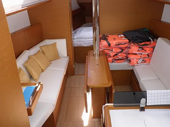 Sun Odyssey 379 in Sukošan / D-Marin Dalmacija Marina - Photo 3