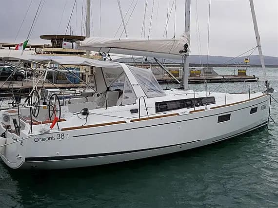 Oceanis 38.1 in La Spezia / Porto Mirabello - Photo 1