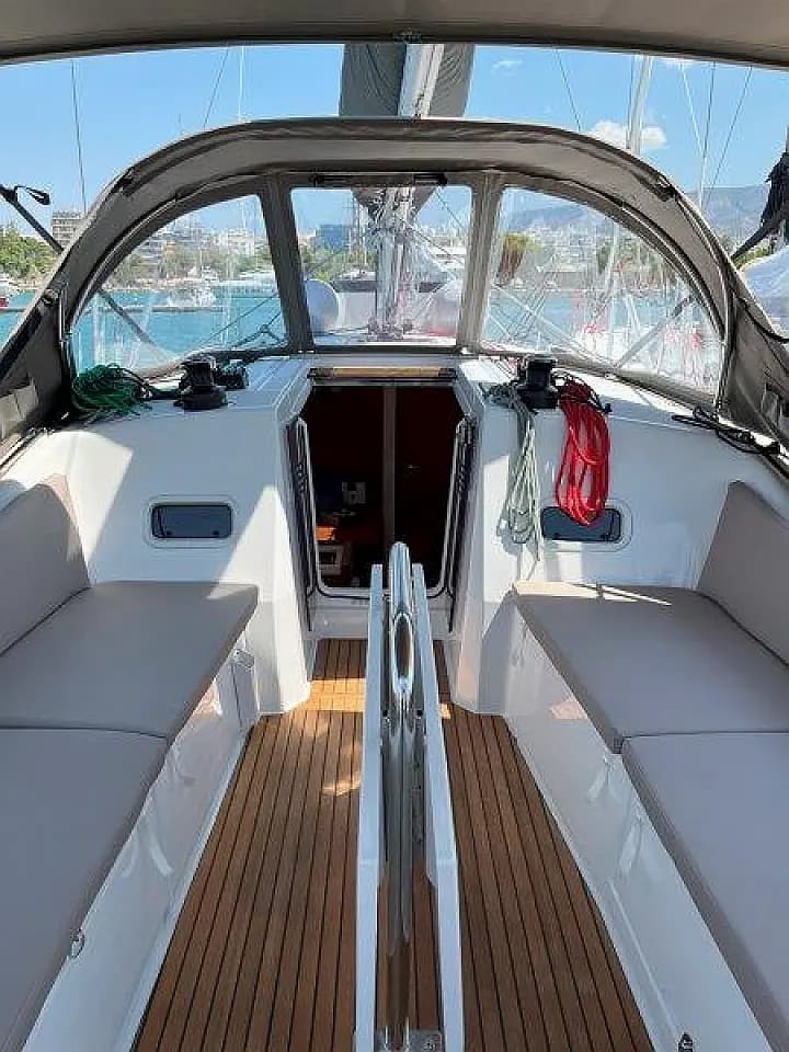 Sun Odyssey 380 in Lavrion Main Port - Photo 4