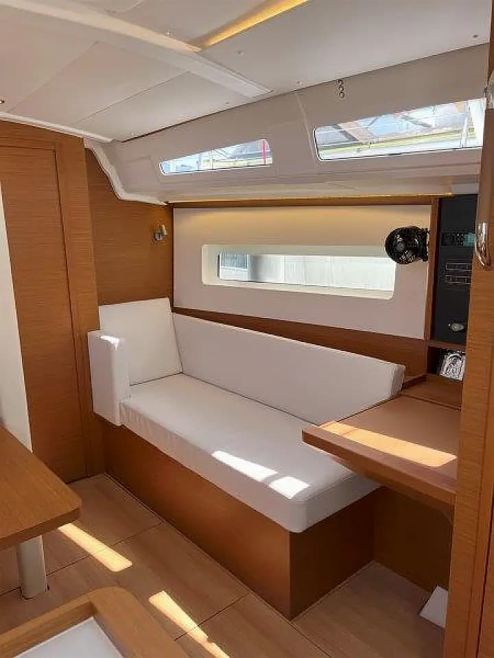 Sun Odyssey 380 in Lavrion Main Port - Photo 5