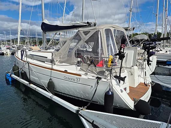 Oceanis 37 in Hjellestad Marina - image 1