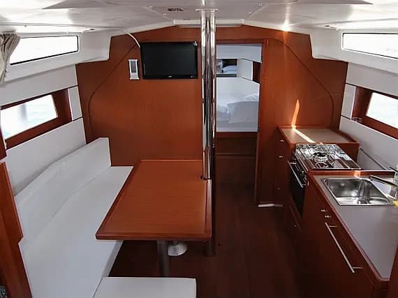 Oceanis 38.1 in Sicily / Furnari / Marina Portorosa - Photo 3