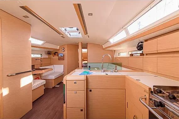 Sun Odyssey 449 in San Vincenzo / Marina di San Vincenzo - Photo 3