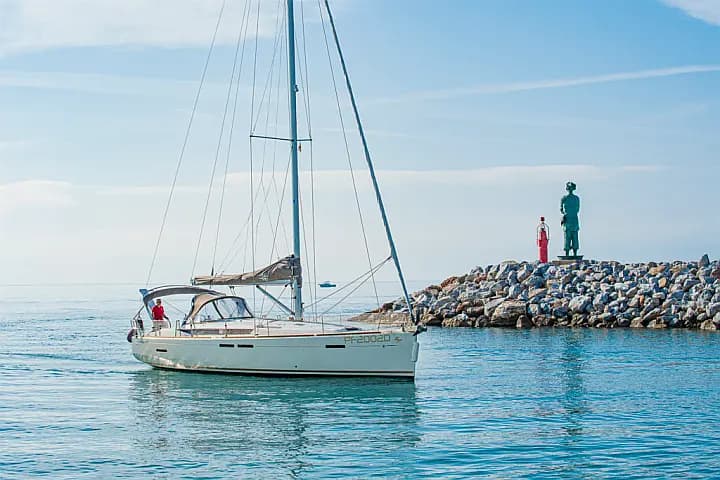 Sun Odyssey 449 in San Vincenzo / Marina di San Vincenzo - Photo 4