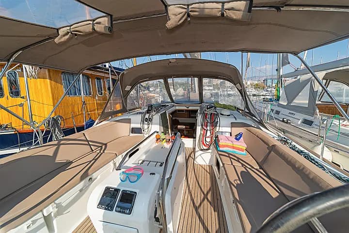 Sun Odyssey 519 in Paros port - Photo 4
