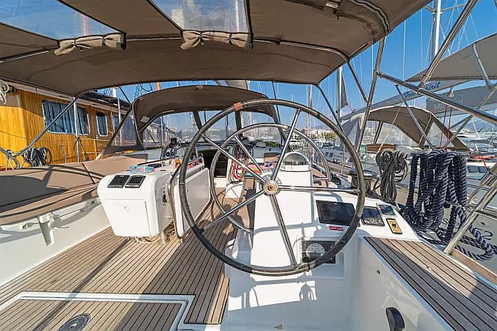 Sun Odyssey 519 in Paros port - Photo 5