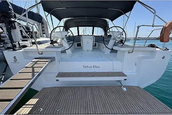 Oceanis 51.1 in Athens / Alimos Marina - Photo 2