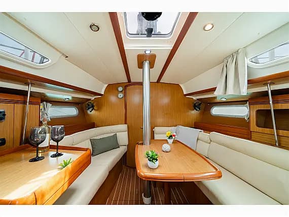 Sun Odyssey 36i in Lavrion Main Port - Photo 3