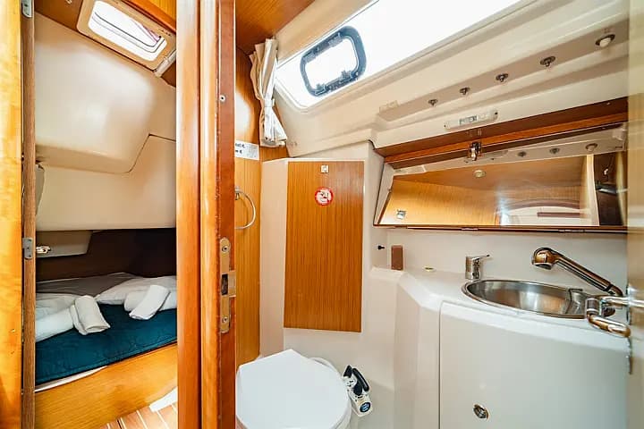 Sun Odyssey 36i in Lavrion Main Port - Photo 4