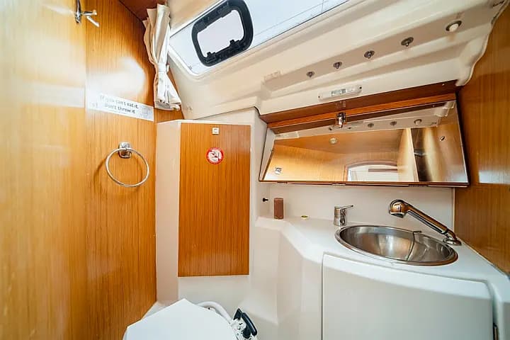 Sun Odyssey 36i in Lavrion Main Port - Photo 5