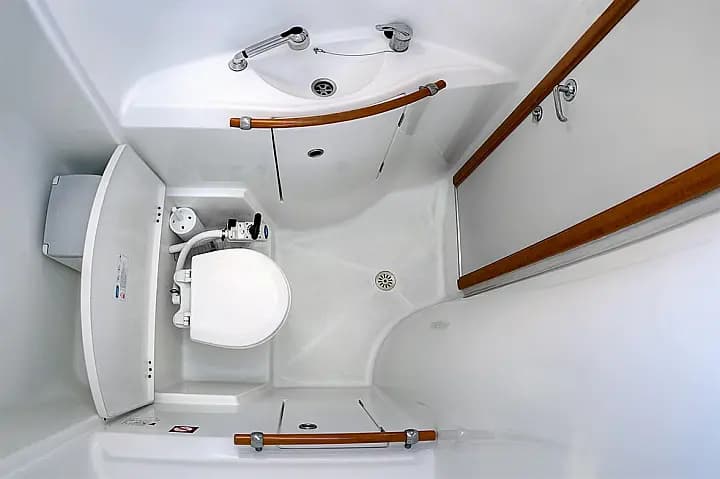 Oceanis 393 in Athens / Marina Delta Kallithea - Photo 4