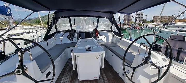 Oceanis 40.1 in Sardinia / Portisco / Cala dei Sardi - Photo 4