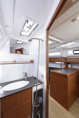 Bavaria Cruiser 37 in Dubrovnik / ACI Marina Dubrovnik thumbnail 5