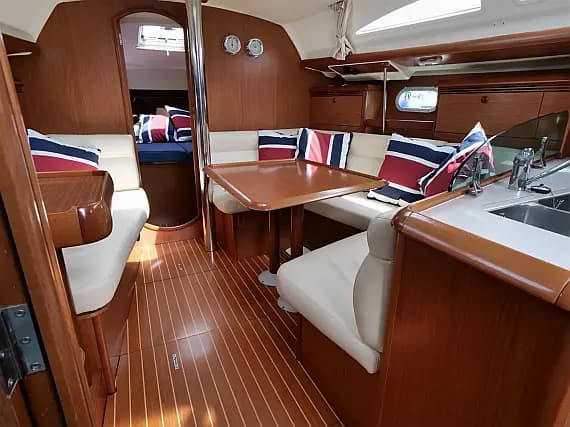 Sun Odyssey 37 in Oban / North Pier Pontoons - Photo 3