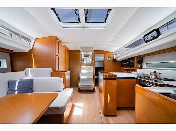 Sun Odyssey 440 in Lavrion Main Port - Photo 3