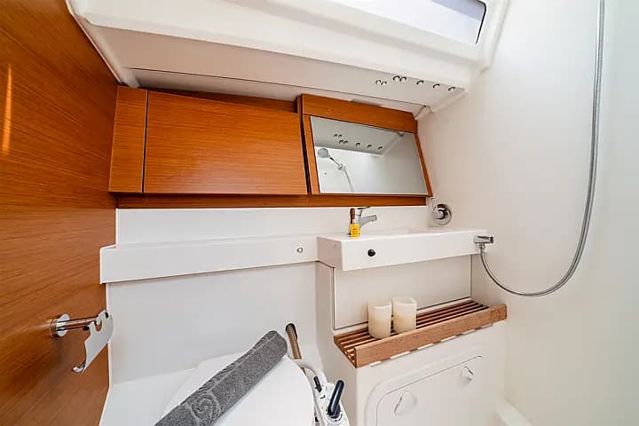 Sun Odyssey 440 in Lavrion Main Port - Photo 4