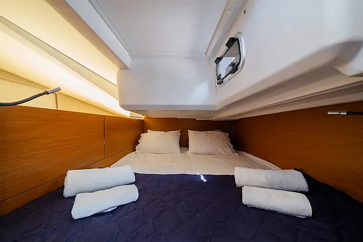 Sun Odyssey 440 in Lavrion Main Port - Photo 5