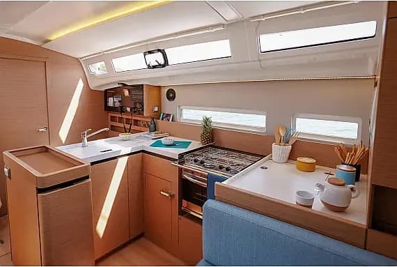 Sun Odyssey 410 in Lefkada / Nydri / Hotel Armonia - Photo 3