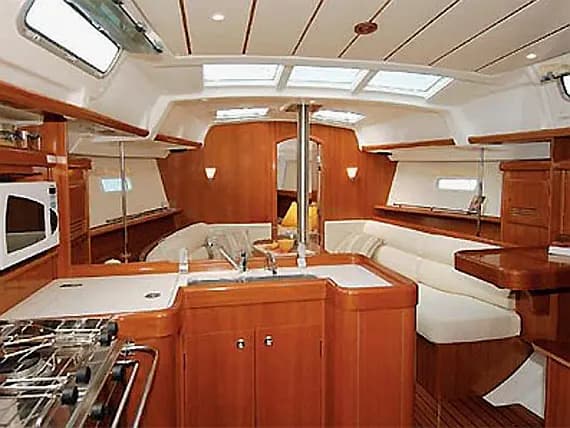 Oceanis 373 in Sardinia / Cagliari / Marina di Cagliari - Photo 3
