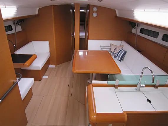 Sun Odyssey 449 in Lavrion Main Port - Photo 4